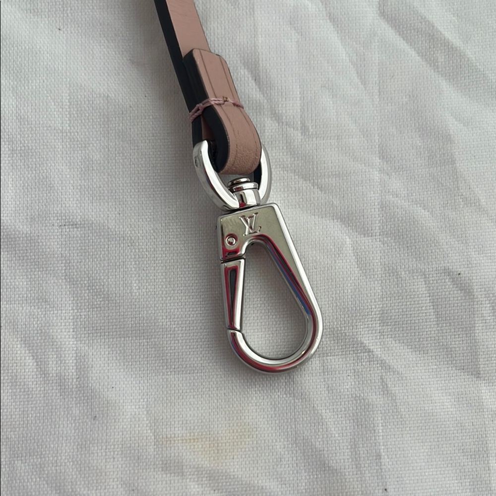 Louis Vuitton Clochette - Picture 3 of 8